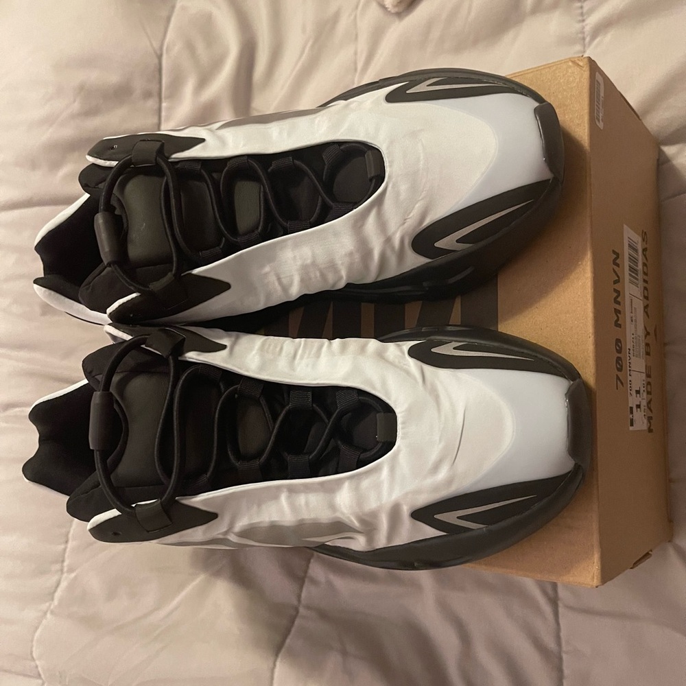 Adidas Yeezy Boost 700 MNVN